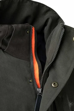 Casaco Chiruca Para Homem, Em Poliéster Respirável E Impermeável (chuva, Neve E Vento), Resistente Ao Rasgamento E Com Costuras Termosseladas. Capuz Retrátil E Amovível Com Viseira De Tempestade E Sistema De Duplo Ajuste Para Melhor Adaptabilidade E Movimento, Sem Prejudicar A Visão. Aba De Tempestade Central Interior Com Corta-vento E Proteção Do Queixo. Bolsos Inferiores E Bolso No Peito Com Fecho De Correr Impermeável. Ajustes Na Bainha Para Conseguir Uma Regulação Térmica Óptima E Evitar A Fuga De Calor Do Corpo E A Entrada De Ar Frio Do Exterior. Caraterísticas: Penetração De Água Ou Impermeabilidade (wp: 10.000) E Permeabilidade Ao Vapor De Água Ou Respirabilidade (mp: 30.000).